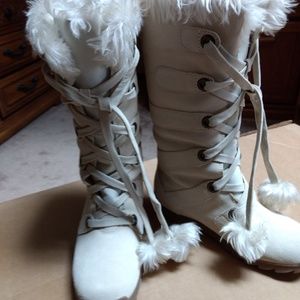 Women's size 8 Waterproof Winter Boots.